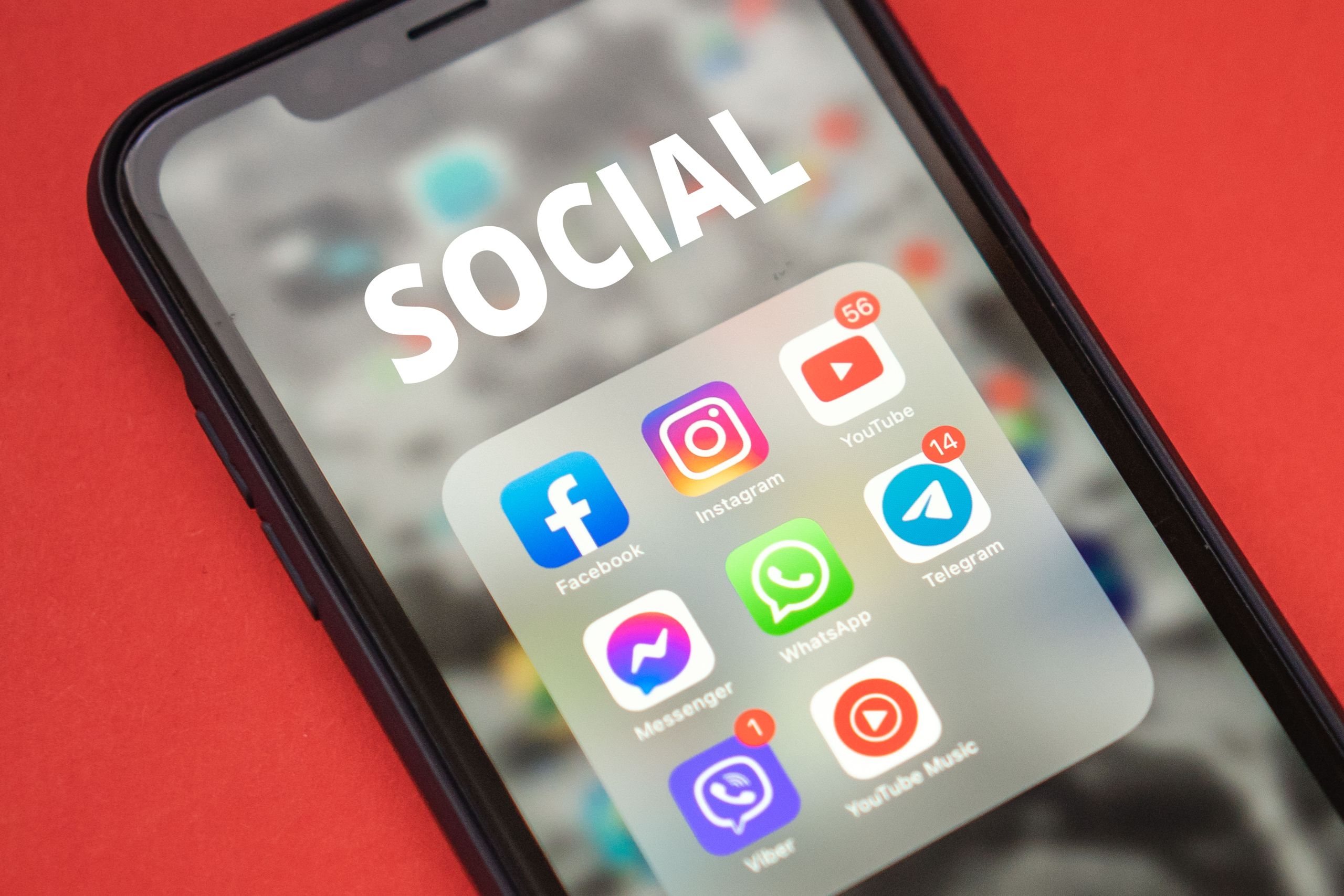 Strona czy Facebook parafii? Najlepiej jedno i drugie, ale nie zamiast siebie Obrazek wyróżniający przedstawiający telefon komórkowy z panelem social media